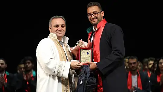 Hukuk Fakültesi'nde mezuniyet sevinci
