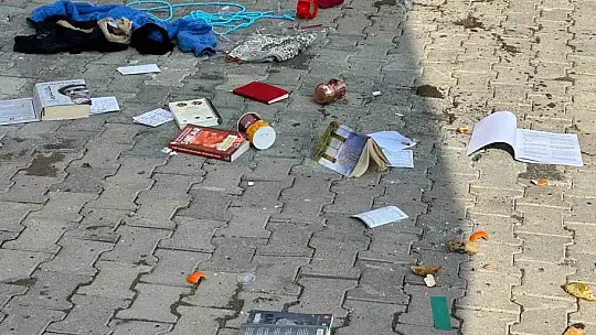 Tüm eşyalarını dışarı attı