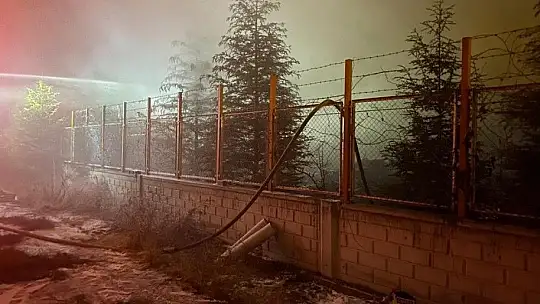 Fabrika bahçesindeki atık kablolar yandı