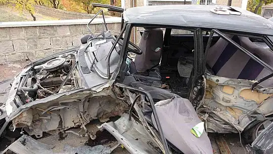 Feci kazada otomobil parçalara bölündü