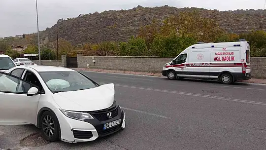 Feci kazada otomobil parçalara bölündü