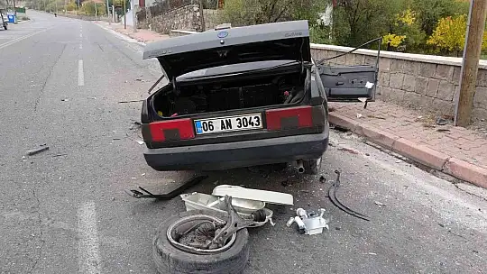 Feci kazada otomobil parçalara bölündü