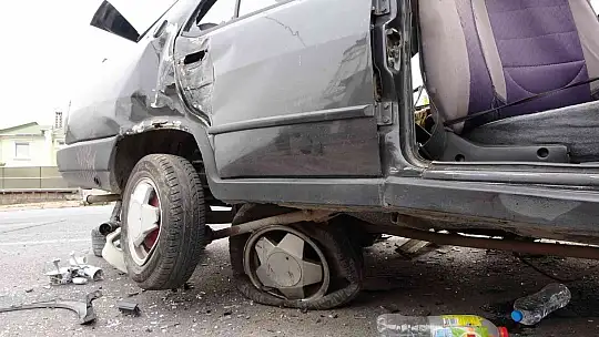 Feci kazada otomobil parçalara bölündü