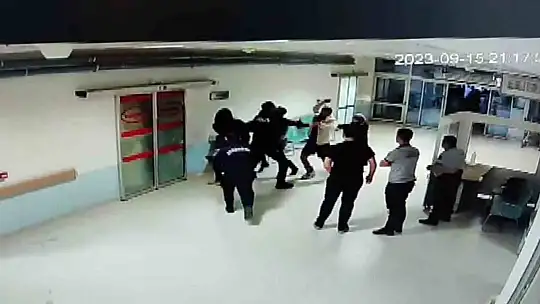 Hasta yakını polis memuru, önce güvenlik görevlilerine sonra meslektaşlarına saldırdı