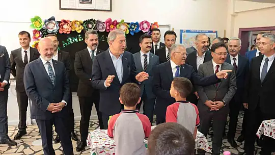 Akar asker selamı ile karşılandı