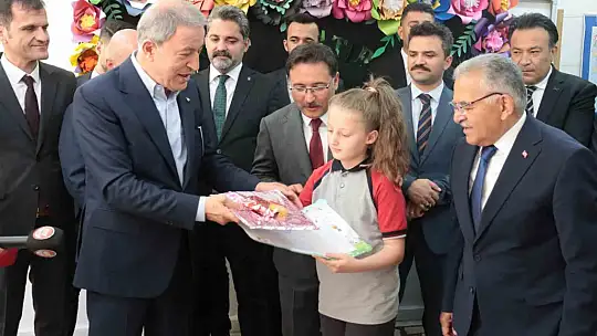 Akar asker selamı ile karşılandı