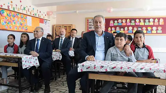 Akar asker selamı ile karşılandı