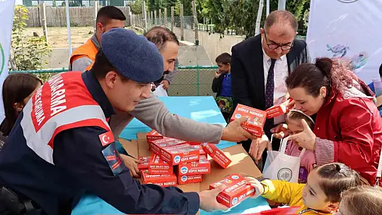 Jandarma'dan öğrencilere hayvanat bahçesi gezisi