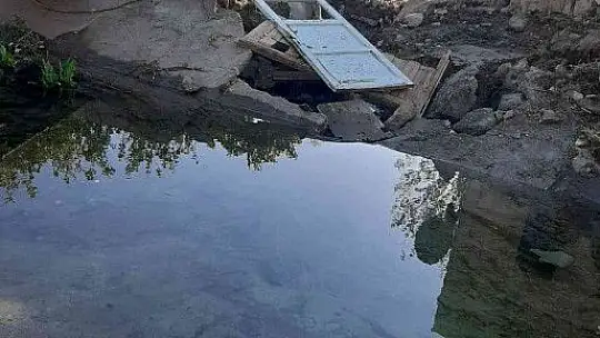 Kanal borusu patladı, evleri su bastı