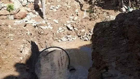 Kanal borusu patladı, evleri su bastı
