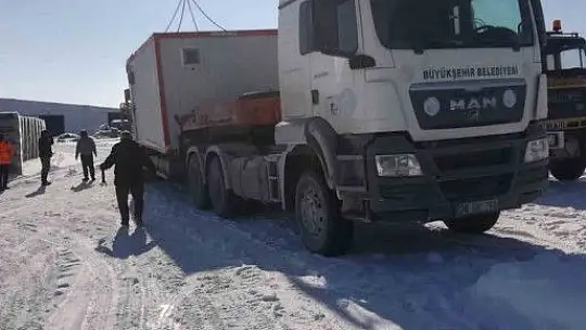Kayseri Büyükşehir'den Adıyaman'a İş Makineleri, Elbistan'a Konteynır Gönderildi