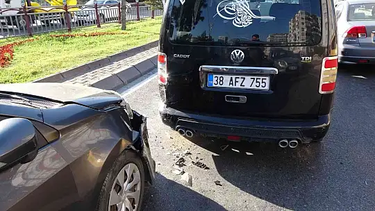 Kayseri'de 5 araçlı zincirleme kaza