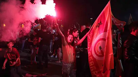Kayseri'de binlerce kişi sokağa çıktı