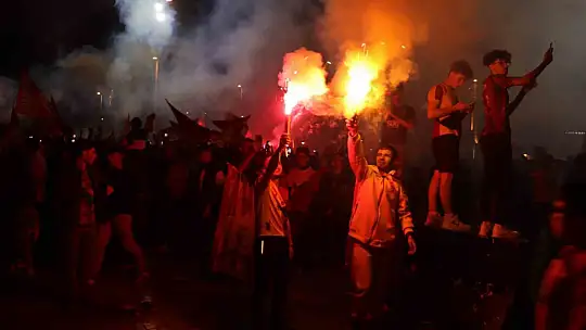 Kayseri'de binlerce kişi sokağa çıktı