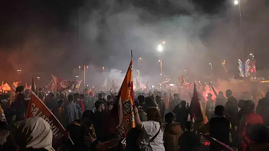 Kayseri'de binlerce kişi sokağa çıktı