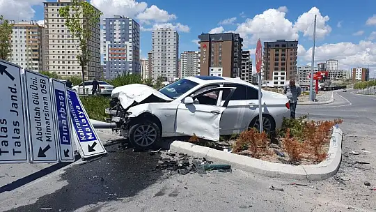 Kaza yapan otomobil refüje uçtu: 3 kişi...