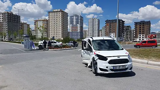 Kaza yapan otomobil refüje uçtu: 3 kişi...