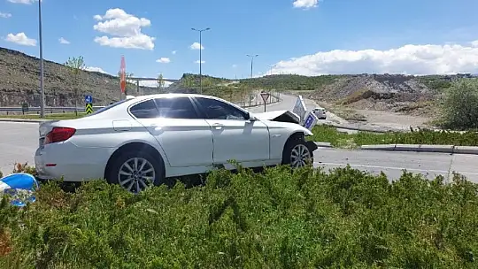 Kaza yapan otomobil refüje uçtu: 3 kişi...