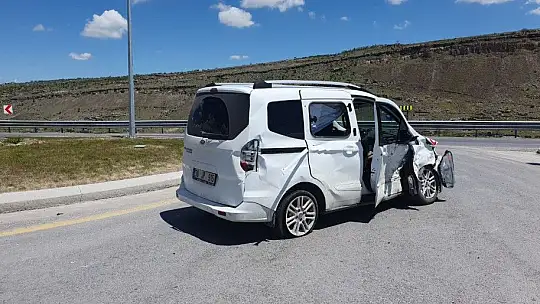 Kaza yapan otomobil refüje uçtu: 3 kişi...