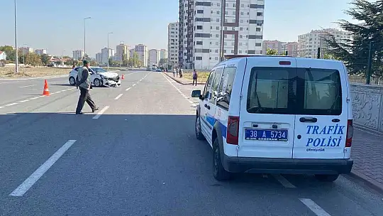 Kazada savrulan otomobil çocuklara çarptı!
