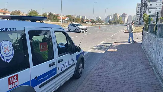 Kazada savrulan otomobil çocuklara çarptı!