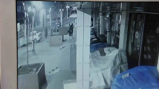 Kuruyemiş hırsızları kameralara yakalandı