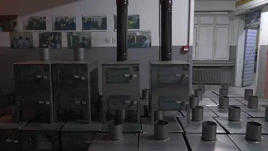 Deprem bölgesine soba yapıyorlar