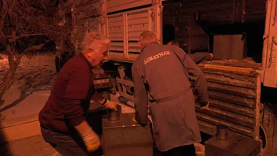 Deprem bölgesine soba yapıyorlar
