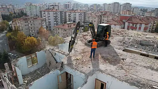 Yıkım sürüyor...