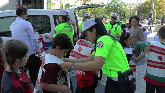 Minik öğrencilerden sürücülere 'Önce Yaya' farkındalık etkinliği