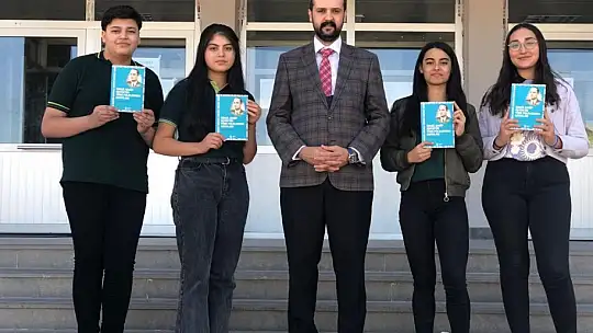 Eseri dünyanın en iyi 10 üniversitesinin kütüphanelerinde