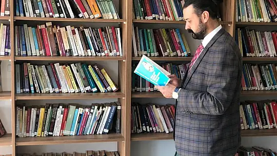 Eseri dünyanın en iyi 10 üniversitesinin kütüphanelerinde