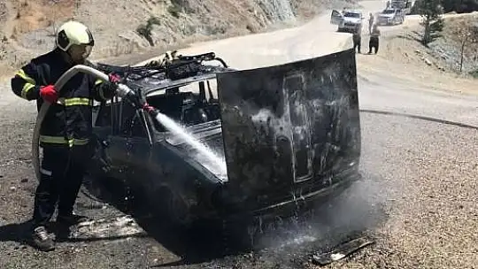 Otomobil yanarak kullanılmaz hale geldi