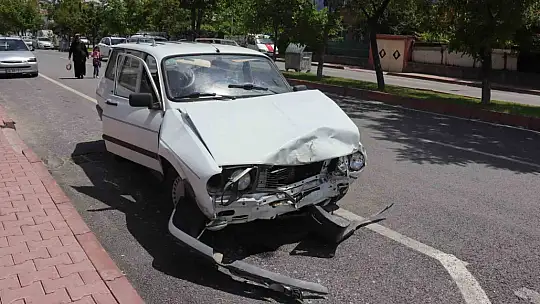 Araç yan yattı: Yaralılar var