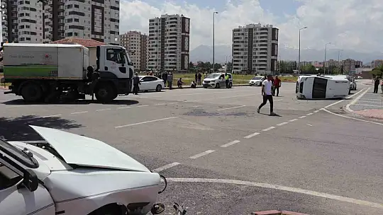 Araç yan yattı: Yaralılar var
