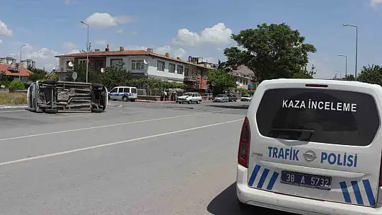 Araç yan yattı: Yaralılar var