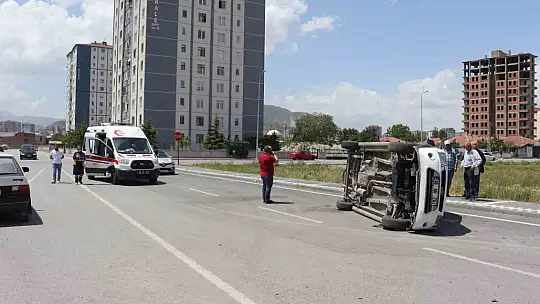 Araç yan yattı: Yaralılar var