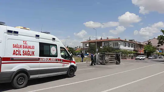 Araç yan yattı: Yaralılar var