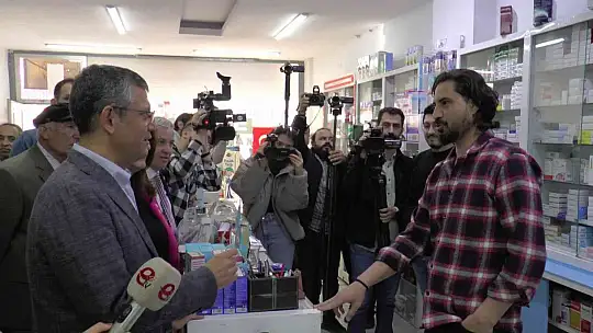 Özel'den 'Genel başkanınızı değiştirin' diyen esnafa: 'O CHP'lilerin bileceği iş'