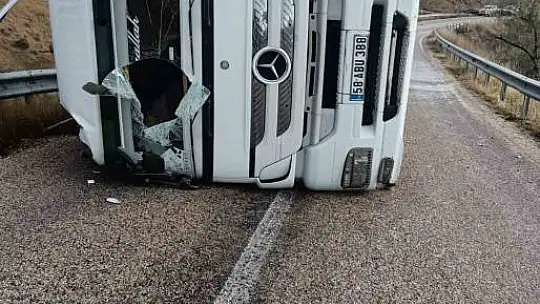 Pancar yüklü tır devrildi, sürücüsü yaralandı