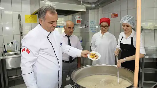 Rektör, personeline aşure pişirdi