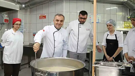 Rektör, personeline aşure pişirdi