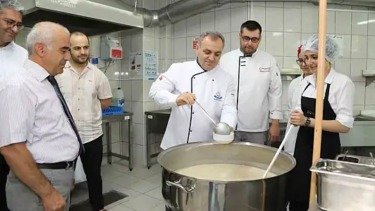 Rektör, personeline aşure pişirdi