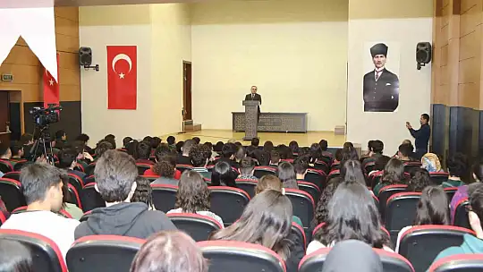 Rektör mezun olduğu liseye gitti...