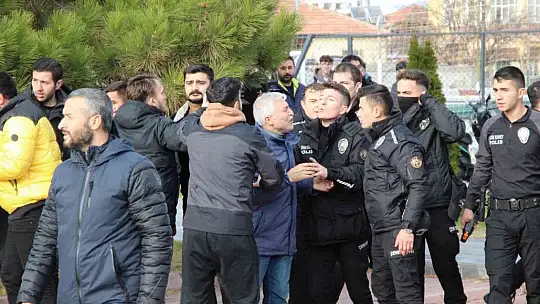 Futbolcu, korner bayrağını yerinden çıkarıp kavgaya koştu!