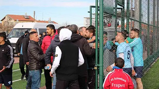 Futbolcu, korner bayrağını yerinden çıkarıp kavgaya koştu!