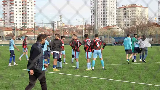Futbolcu, korner bayrağını yerinden çıkarıp kavgaya koştu!