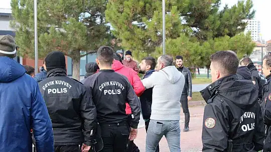 Futbolcu, korner bayrağını yerinden çıkarıp kavgaya koştu!