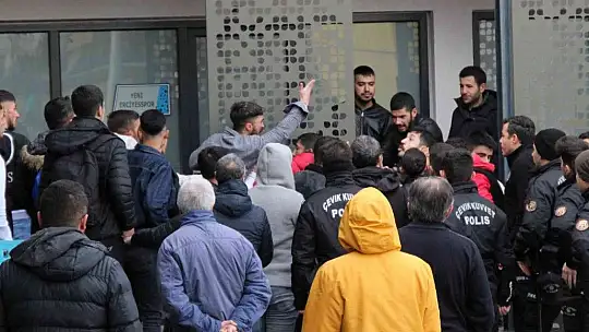 Futbolcu, korner bayrağını yerinden çıkarıp kavgaya koştu!