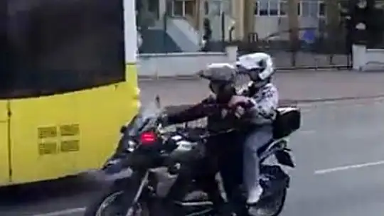 Öğrencileri sınava polis yetiştirdi...
